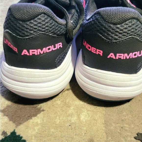 Girls size 4Y grey Under Armour runners - Picture 4 of 4